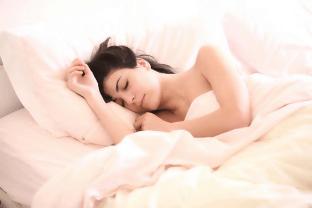 Woman sleeping - Suplments to support sleep